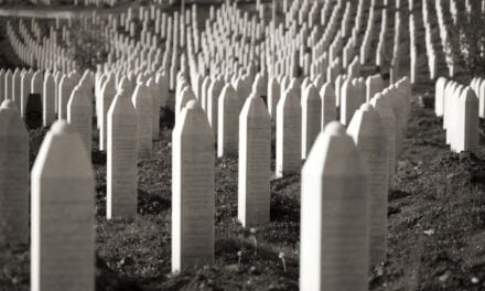 U Tuzli izložba fotografija o Srebrenici ratnog fotoreportera Ahmeta Bajrića