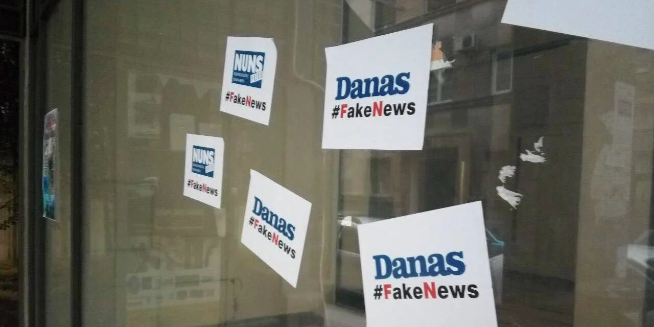 Osobe sa kapuljačama postavile uvredljive plakate protiv NUNS-a i lista Danas