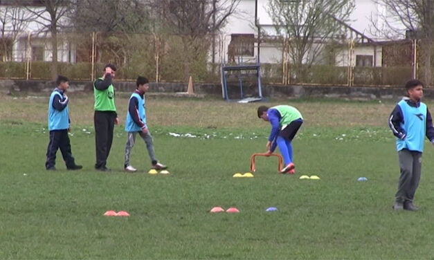 Nogometni klub Jedinstvo iz Bihaća opravdao svoje ime.  U školu nogometa krenulo 50 polaznika iz migranskih porodica!