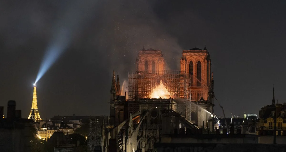 Ko se radovao plamenu Vijećnice, danas slavi vatru koja je zahvatila Notre Dame