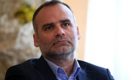 DINO MUSTAFIĆ: Bakir je anahronizam koji koči kulturni razvoj zemlje