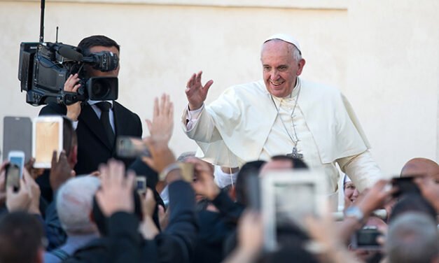Papa pozvao novinare na skromnost i pažljivu provjeru informacija