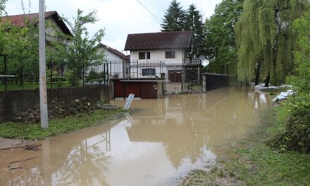 ZVANIČNICI PROTIV GRAĐANA: Stanje na poplavljenim područjima izuzetno klizavo!