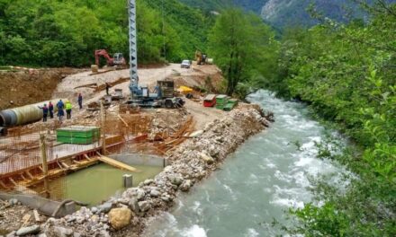 PRED OČIMA JAVNOSTI: Završava se polaganje cijevi u korito rijeke Doljanke