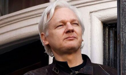 FAKE & SPIN: Assange kuje NASA-u po Mjesecu
