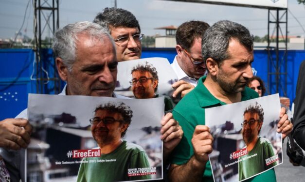 Predstavnik Reportera bez granica oslobođen pred turskim sudom optužbi za “terorističku propagandu”