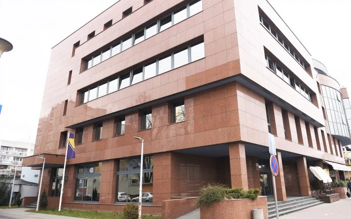 AFERE DRMAJU DRŽAVNE CARINE: Službenici kradu, inspektori reketiraju, Džakula štiti