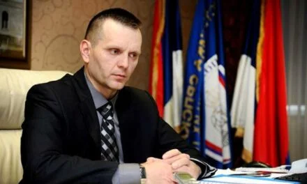 (V)LAŽNE VIJESTI: Ministar Lukač nezadovoljan učinkom policije, od ponedjeljka će osobno prebijati građane
