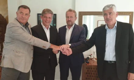Opet Momo, Franjo i dajdža Mirso nešto potpisaše. Glasali smo, gotovi smo!