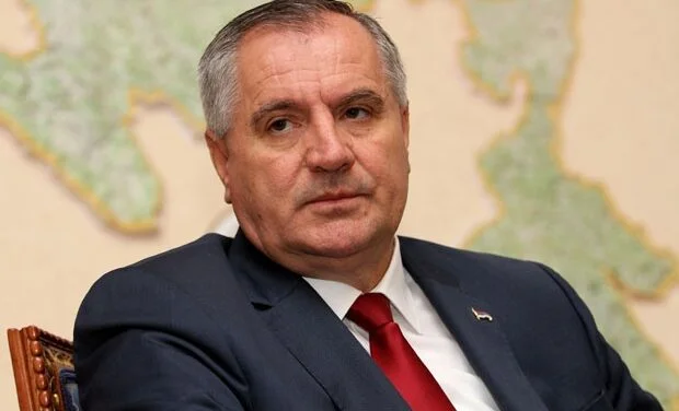 RTRS I BNTV: Višković tvrdi da je avion bio pokvaren, a podaci ukazuju da je letio… krivi su novinari