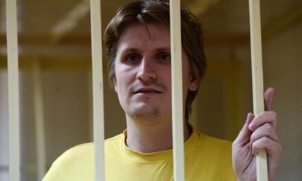 Ruski bloger Sinitsa osuđen zbog „podsticanja nasilja prema djeci policajaca“