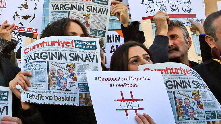 Podrška novinaru Erolu Önderoğluu kojem prijeti 14 godina zatvora