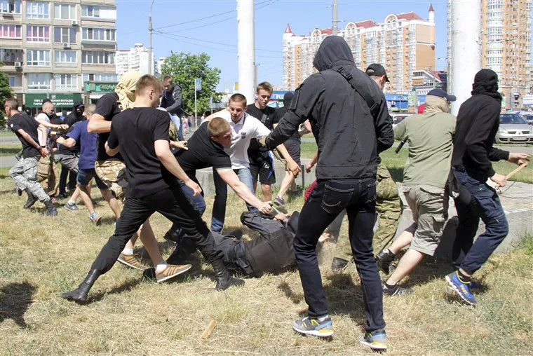 Danju silujemo djevojke, noću tučemo pedere. A znamo i kako treba sa Srbima. Dođite u Zadar!