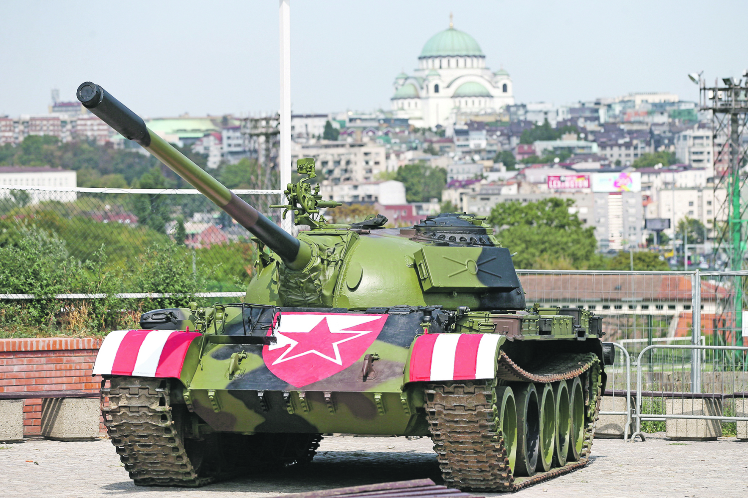 Braćo Srbi, ne bojimo se mi u Bosni vaših tenkova i S-400, ali na koljenima vas molimo, nemojte više Zadruge i Parova!