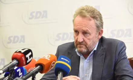 BAKIR IMA PROBLEMA S TEHNIKOM: Prvo je napao kameru, sad snimatelja!