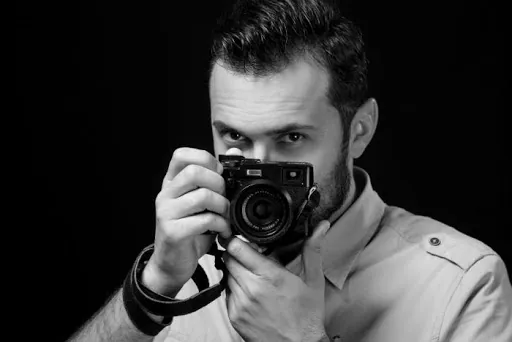 U Sarajevu otvorena izložba “Duša Srebrenice” fotografa Midhata Poturovića