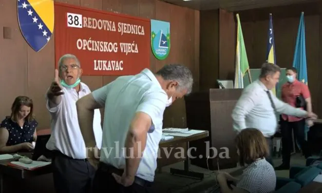Predsjedavajući Općinskog vijeća Lukavac snimatelju zaprijetio da će mu razbiti kameru