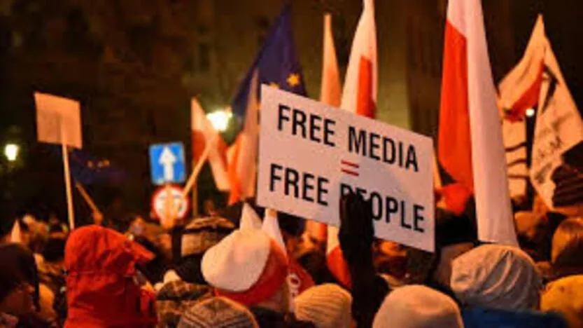 Raspad poljske vladajuće koalicije nakon protesta o medijskim zakonima