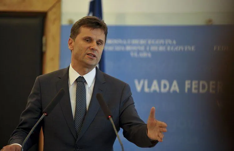Je li moguće da Fadil Novalić ne reagira na odlazak 13 anesteziologa? U doba pandemije!