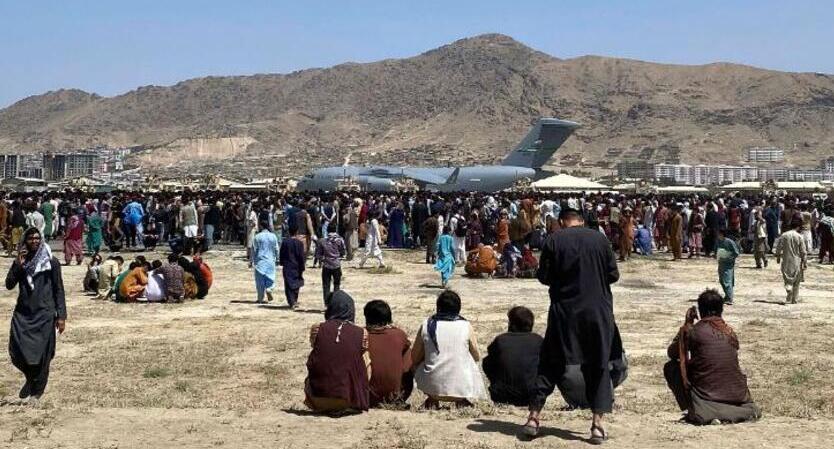 Ljudi na aerodromu u Kabulu bježe od talibana samo s koferom