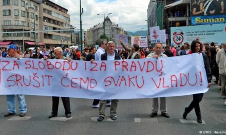 (V)LAŽNE VIJESTI: U Sarajevu održan protest političara protiv naroda s jedinstvenom porukom: „Prevršili ste svaku mjeru!“