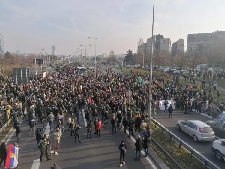 Napadi na novinare tokom protesta u Srbiji