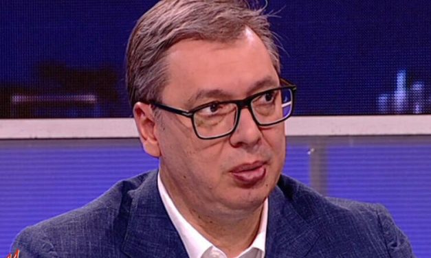 Milomir Marić dovede Vučića da tri sata priča u Ćirilici. A onda se Vučić žali da ne može doći do riječi od Marića