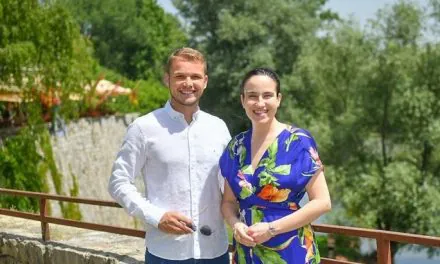AUGUST JE BIO VREO: Ozbiljne teme na trivijalan način