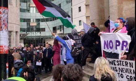 Protesti ispred BBC-a, građani poručili: “Ne možete se sakriti, optužujemo vas za genocid”