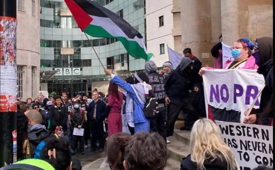 Protesti ispred BBC-a, građani poručili: “Ne možete se sakriti, optužujemo vas za genocid”