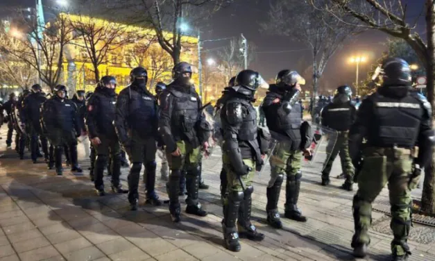Srbija: Nedopustivo nasilje i ometanje novinara tokom protesta