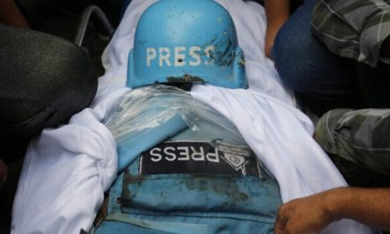 Plavi novinarski prsluk u Gazi djeluje kao meta