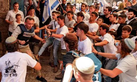 Izrealski doseljenici napali palestinskog novinara u okupiranom istočnom Jerusalemu