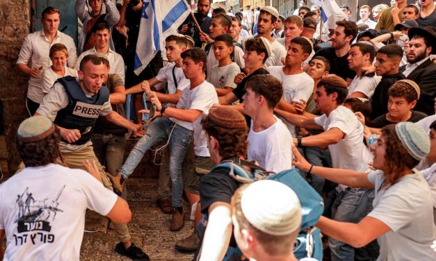 Izrealski doseljenici napali palestinskog novinara u okupiranom istočnom Jerusalemu