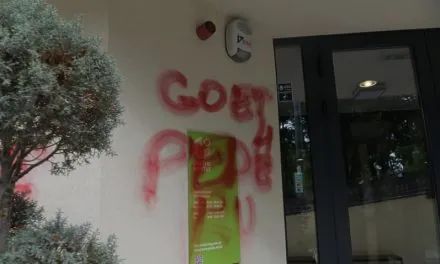 Na zgradi Goethe Instituta u Sarajevu osvanuli uvredljivi grafiti upućeni LGBT populaciji
