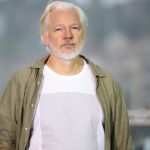 Imena gotovo 5.000 ubijene djece u Gazi ispisana na Assangevoj majici
