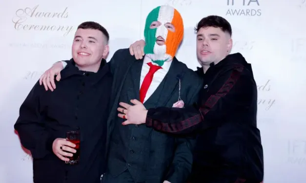Član irskog rap benda Kneecap optužen za krivično djelo „terorizma“