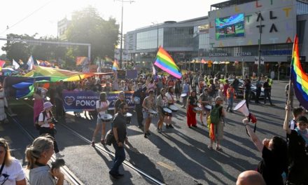 Bh. povorka ponosa u Sarajevu: Dugine zastave, transparenti i podrška Palestini