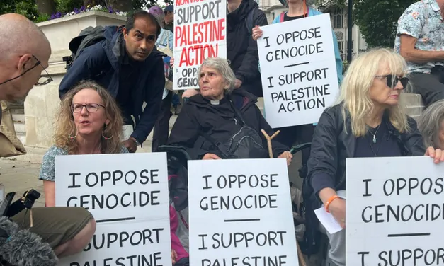 UK: Hapšenje svećenice od 83 godine zbog transparenta: „Protivim se genocidu“