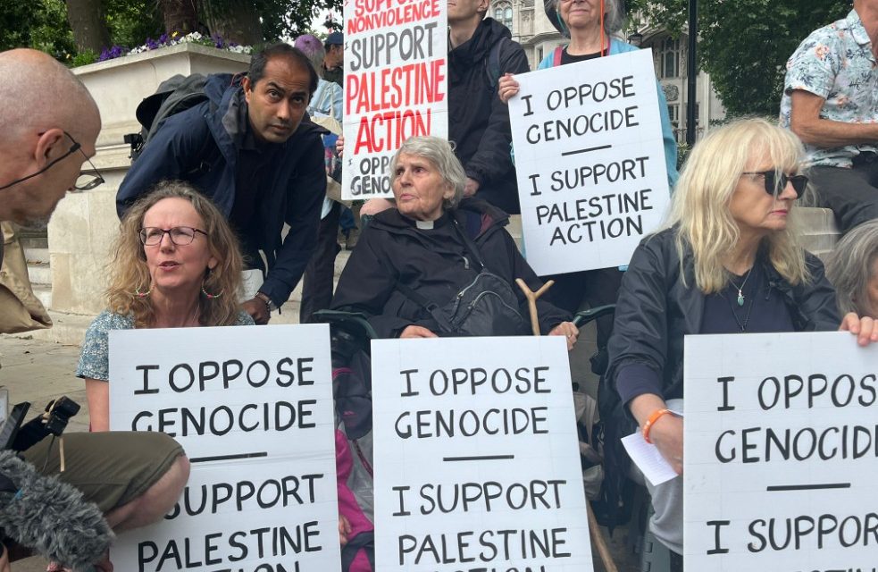 UK: Hapšenje svećenice od 83 godine zbog transparenta: „Protivim se genocidu“