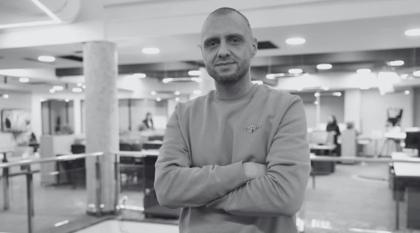 Preminuo Jasmin Mušanović, urednik web portala N1 BiH