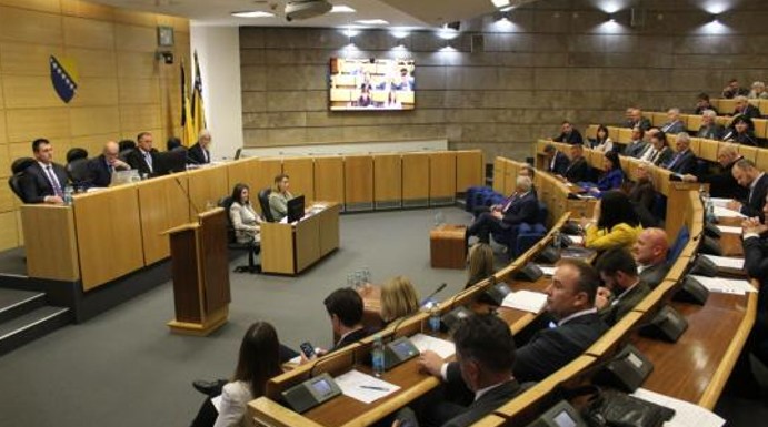 JAVNI EMITERI I PARLAMENT: Mnogo izjava, malo objašnjenja